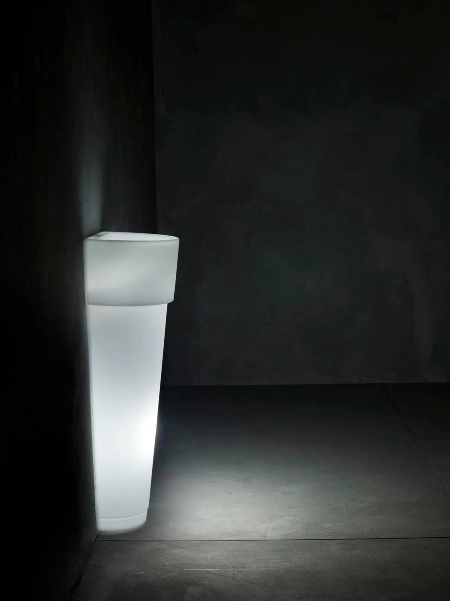 Serralunga Marcantonio Au Mur With Light Contract & Garden Pots